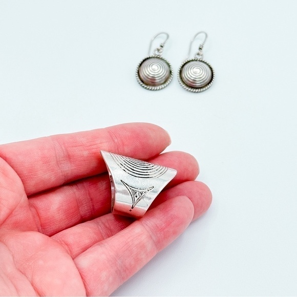 Sterling Silver ring and earrings set - Picture 5 of 9